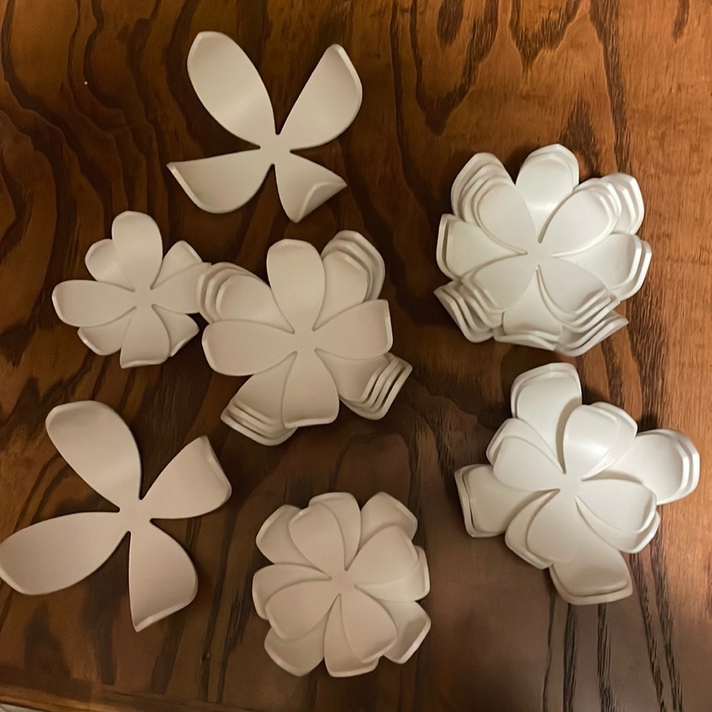 Magnetic wall flowers